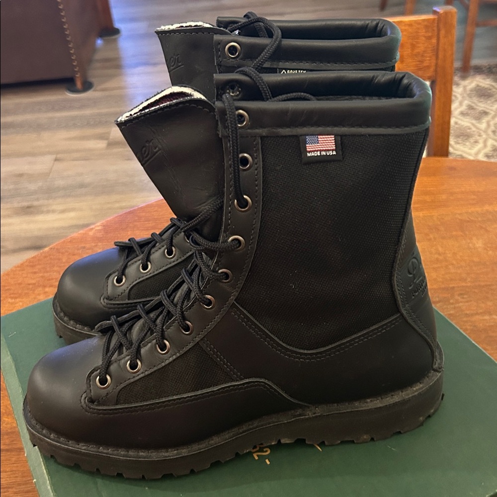 Danner Acadia 200G 8”H Black pair of boots Men’s Size 7.5 EE
